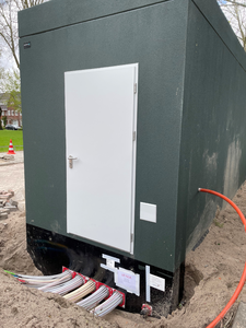 853613 Afbeelding van de aanleg van een verdeelgebouw voor het glasvezelnet, in de De Blieckstraat te Utrecht.